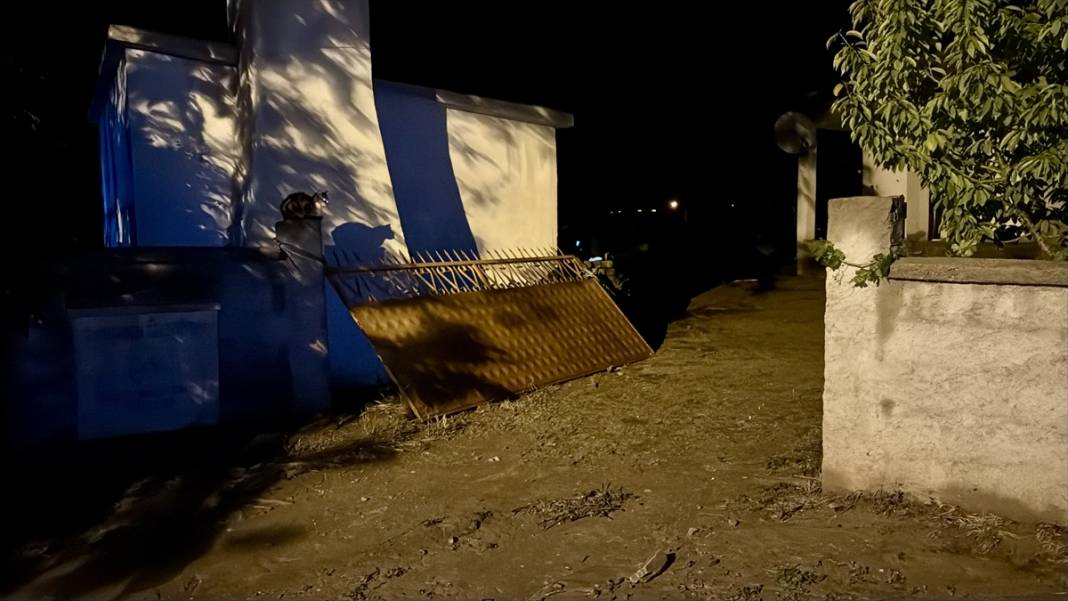 Sel felaketi yaşayan ilimizde 1 ev çöktü 13